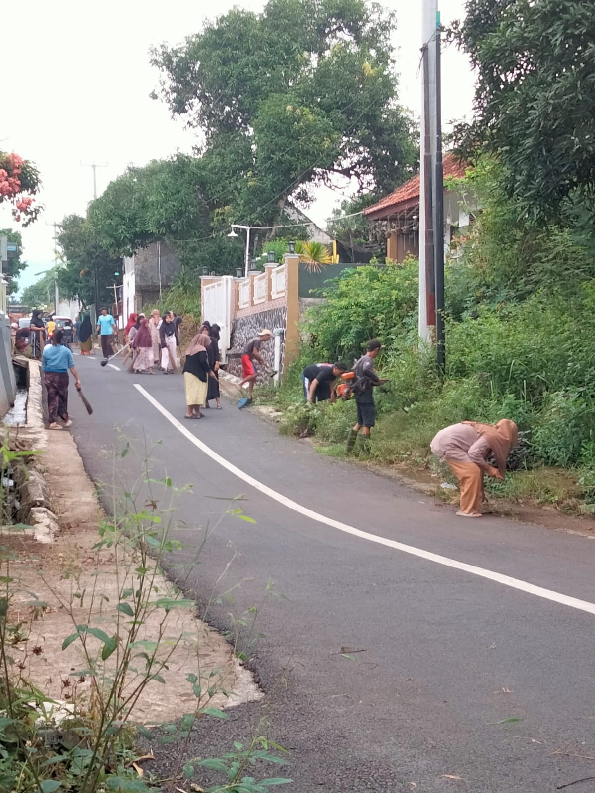 Gotong Royong Kebersihan Lingkungan di Desa Dukuht&hellip;